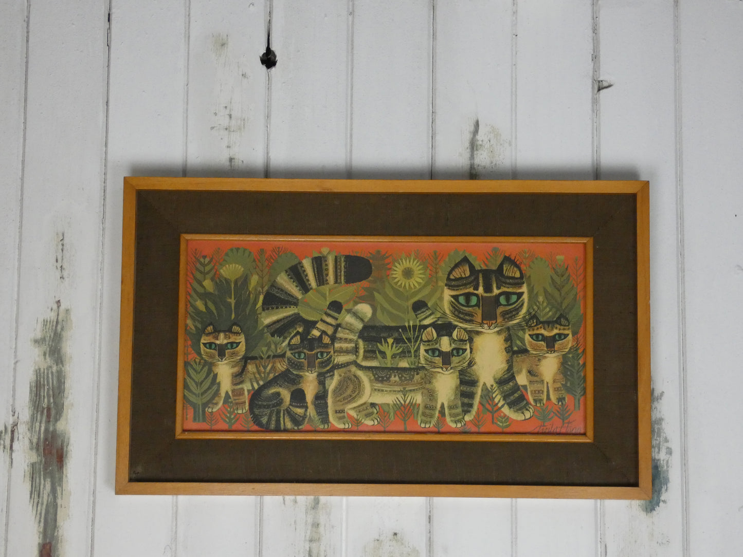 “Vintage Tabby Cat Print by Sheila Flinn – Naive Art ‘Tabby Family’ Style Wall Art (64.5 × 38.8 cm)”