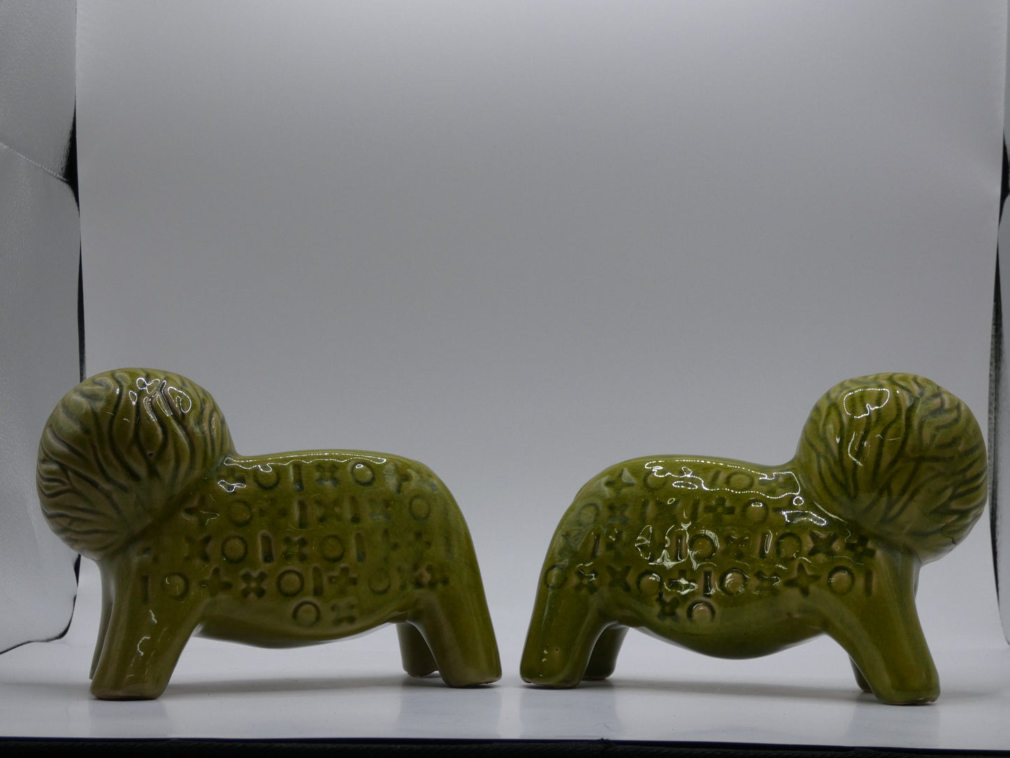 Mid-Century Ceramic Lion Figurines – Pair of Vintage Decorative Lions