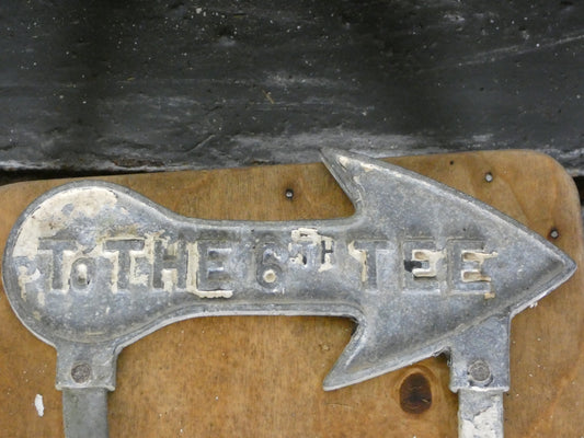 Vintage Metal Golf Direction Sign “To The 8th Tee” – Rustic Course Decor (40.5cm)