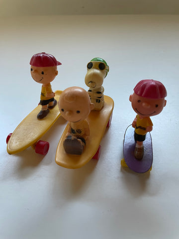 Set of 3 snoopy toys - skateboarders