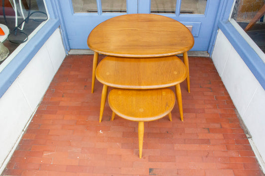 Nest of Ercol  Blonde Pebble Tables - Lucian Ercolani - 60s MODEL 354