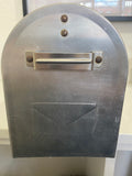 SUPER COOL VINTAGE WHITE METAL AMERICAN MAIL POST BOX WITH MAIL WARNING FLAG